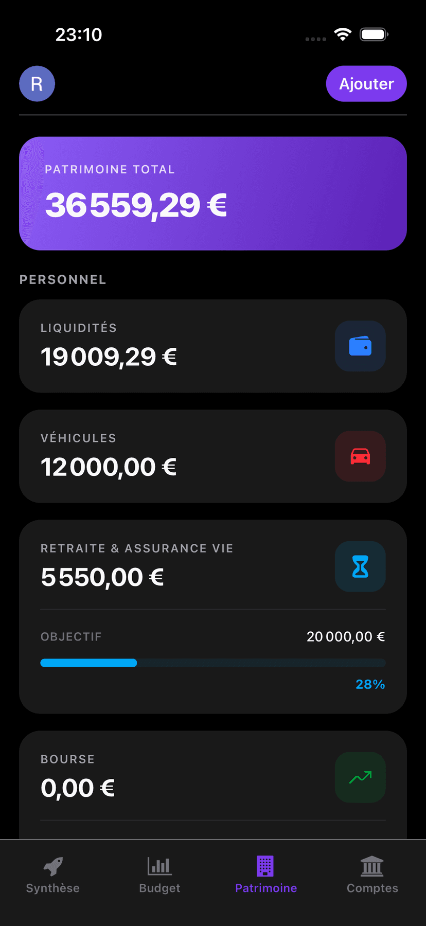 Écran smartphone montrant tous les comptes bancaires agrégés en temps réel dans une seule vue